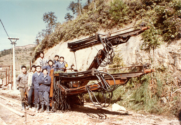 PK國(guó)際領(lǐng)先品牌，山河智能露天液壓鉆車再交完美答卷