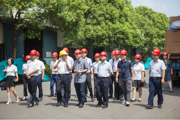商務(wù)部合作司劉民強副司長一行調(diào)研山河智能