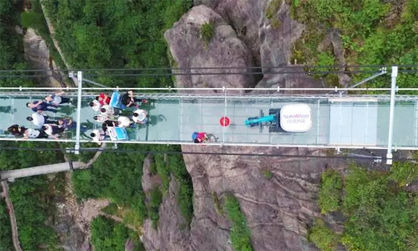 十萬人圍觀！這臺(tái)挖掘機(jī)開上了高空玻璃橋