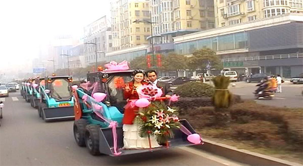 誰(shuí)說(shuō)機(jī)械都冰冷？這款會(huì)跳舞的滑移明明就是熱情奔放的！