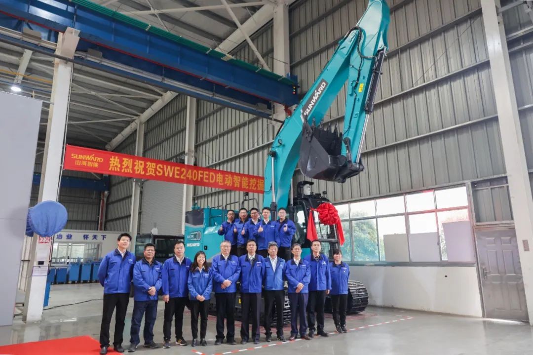 全國(guó)首臺(tái)！山河智能SWE240FED電動(dòng)智能挖掘機(jī)下線