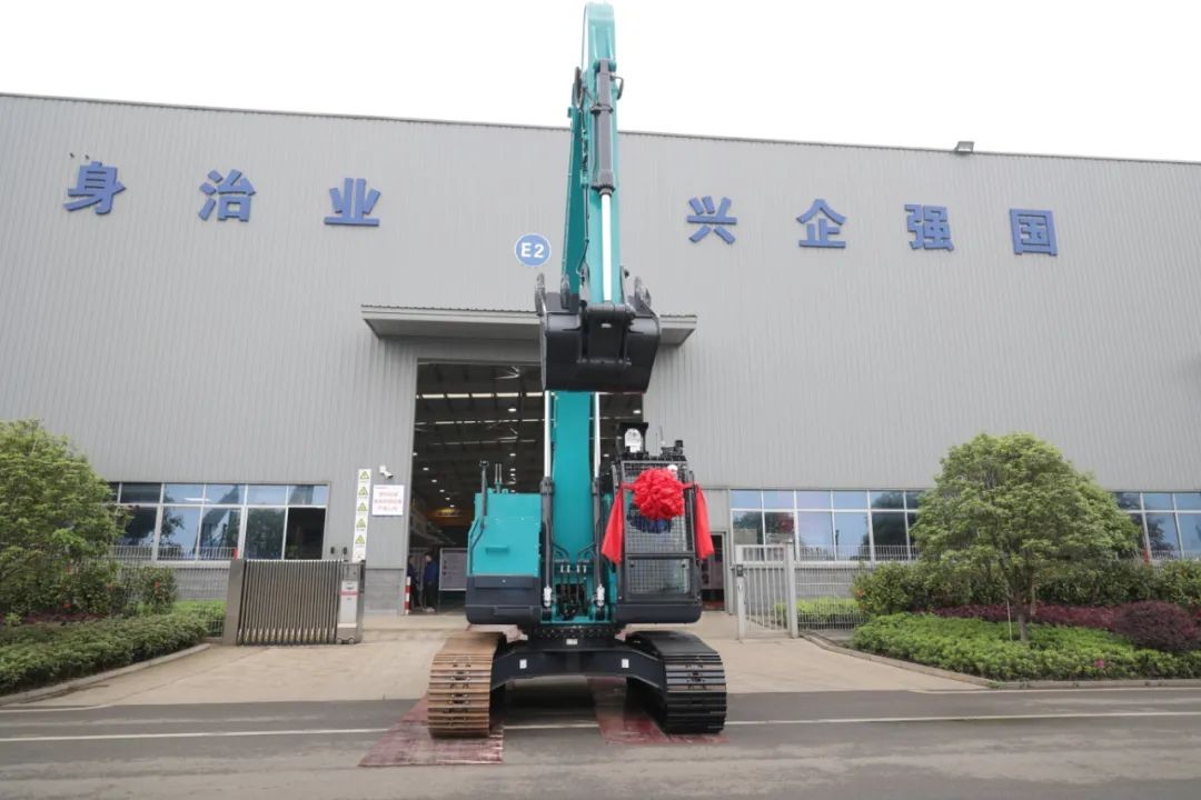 全國(guó)首臺(tái)！山河智能SWE240FED電動(dòng)智能挖掘機(jī)下線