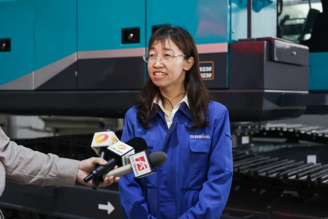 全國(guó)首臺(tái)！山河智能SWE240FED電動(dòng)智能挖掘機(jī)下線