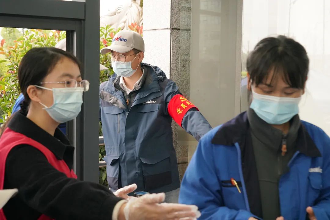 采樣完成率近100%！山河智能第一時(shí)間開(kāi)展全員核酸檢測(cè)，保障安全生產(chǎn)