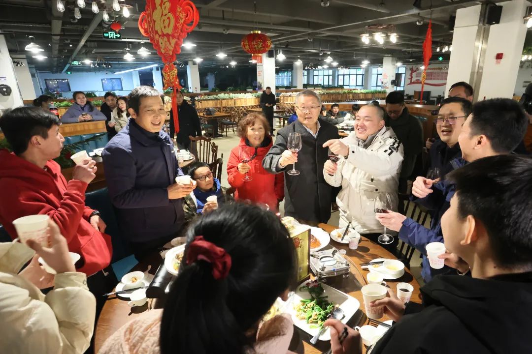 山河智能董事長何清華與留廠員工一起過大年！