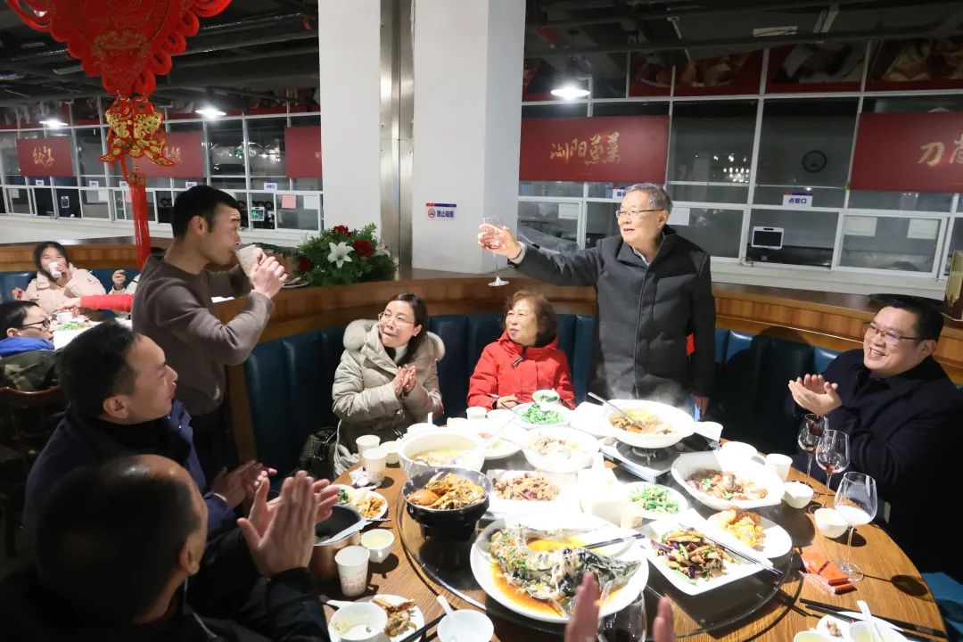 山河智能董事長何清華與留廠員工一起過大年！