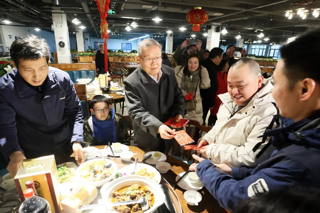 山河智能董事長何清華與留廠員工一起過大年！