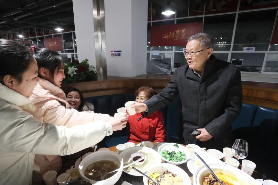 山河智能董事長何清華與留廠員工一起過大年！
