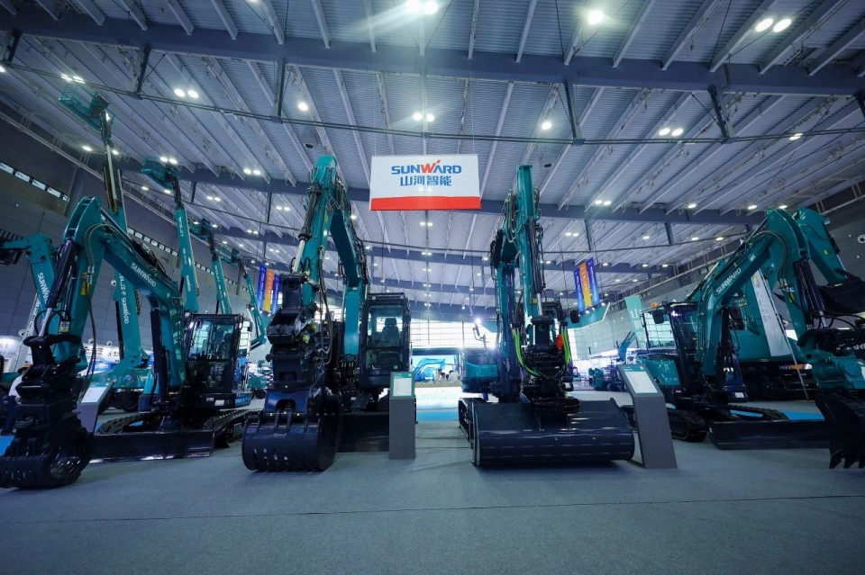 2025 CICEE | 從單一工具邁向多元化解決方案，山河智能呈現(xiàn)非凡挖掘機(jī)風(fēng)采