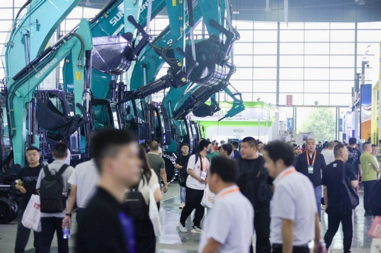 2025 CICEE | 打造極致精品化，山河智能挖掘機“圈粉”長沙展