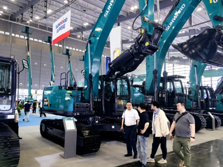 2025 CICEE | 打造極致精品化，山河智能挖掘機“圈粉”長沙展