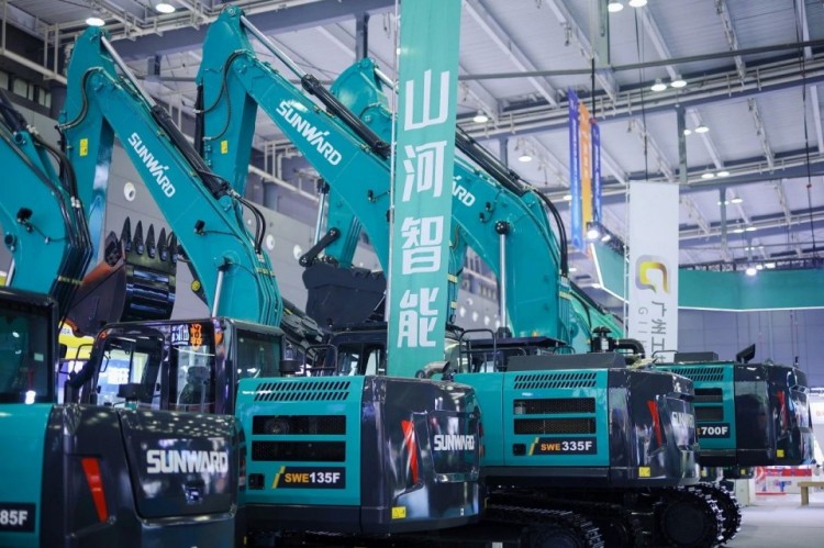 2025 CICEE | 打造極致精品化，山河智能挖掘機“圈粉”長沙展