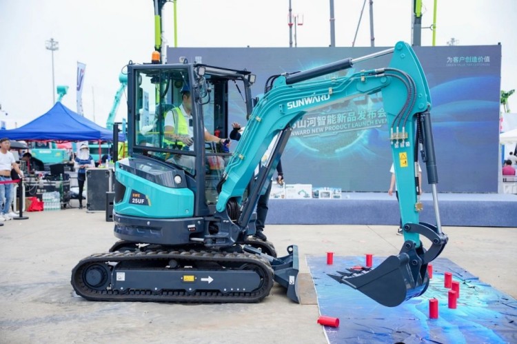 2025 CICEE | 打造極致精品化，山河智能挖掘機“圈粉”長沙展