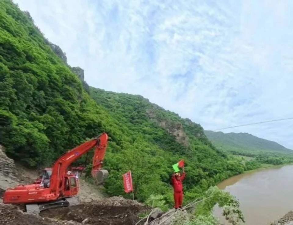 硬核破解“最后一公里”難題，山河智能應(yīng)急救援設(shè)備助力“應(yīng)急使命·2025”演習(xí)！