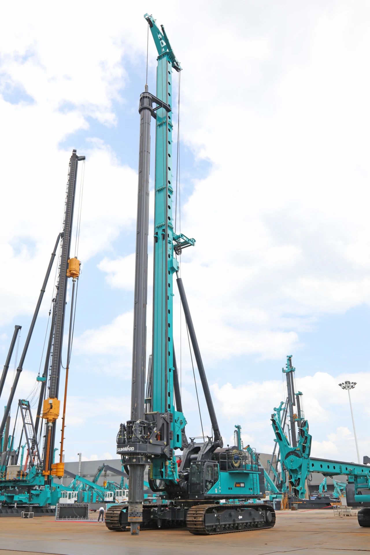 “破紀(jì)錄王者”再出征！山河智能SWDM800旋挖鉆機(jī)成功交機(jī)